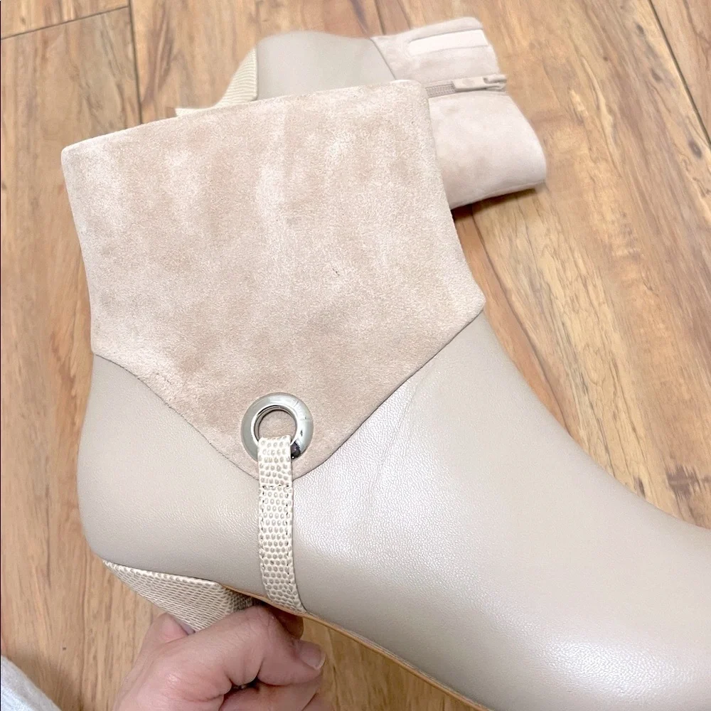 NIB DONALD PLINER Cindia Leather Bootie in Sand